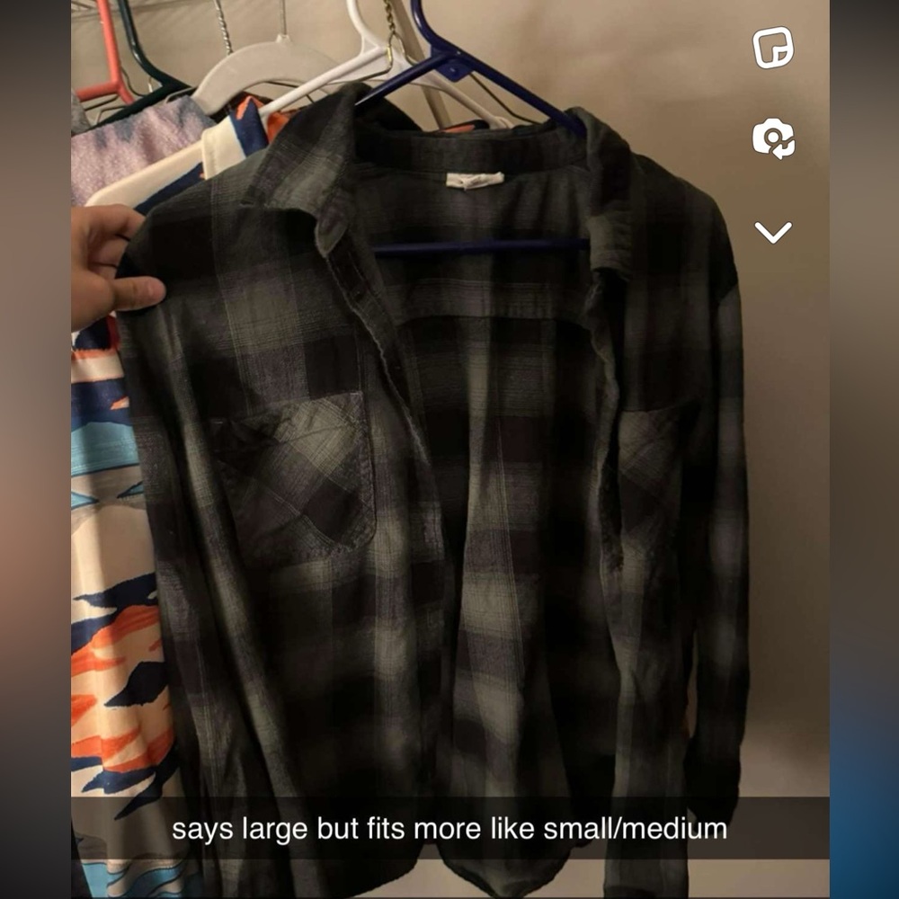 Mainly small sweaters and flannels - Picture 6 of 9